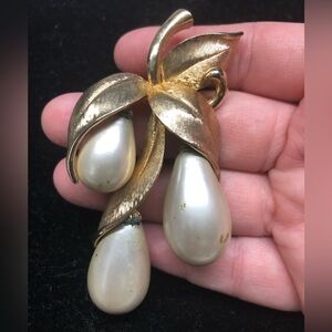 Vintage pearl and gold brooch